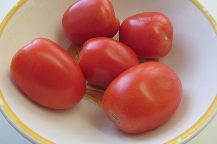 Tomates de pera en un bol de derámica - Wikimedia Commons.