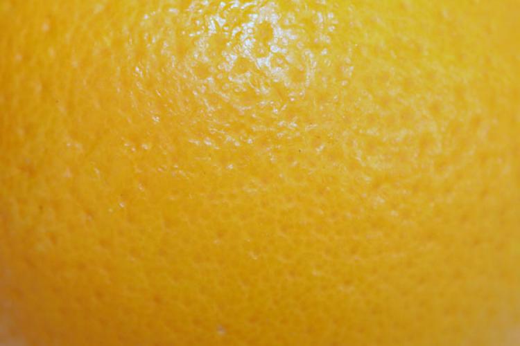 Piel de una naranja protegida con cera.