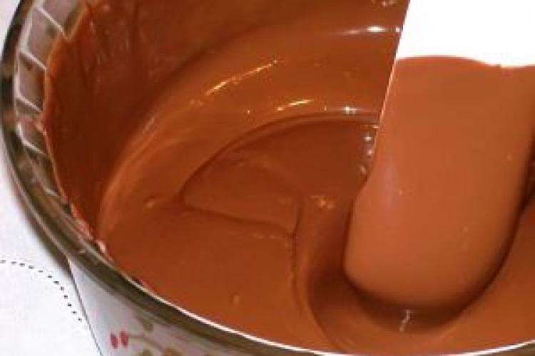 Glasa de mantequilla con sabor a chocolate.