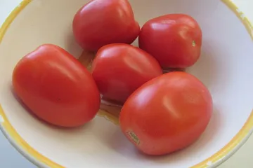 Tomates de pera en un cuenco.