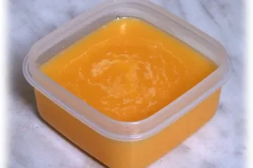 Mantequilla clarificada en un recipiente de plástico.