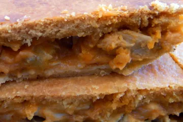 Empanada de atún, pimiento y tomate.