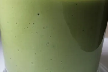 Batido de aguacate en vaso.