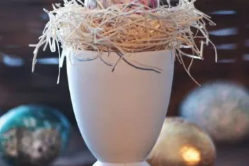 Huevos de chocolate y huevo de Pascua en copa.