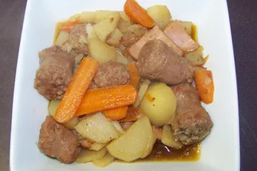 Un plato de cazuela irlandesa con salchichas y patatas.