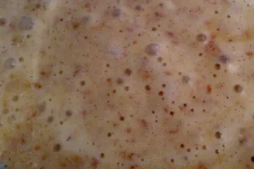 Masa de un bizcocho de yogur hecho con harina integral.