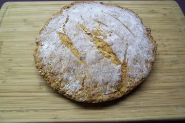Pan de soda irlandés sobre tabla de madera.