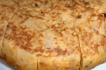 Detalle de una tortilla de patata al estilo español.