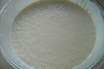 Masa ya mezclada en un recipiente.