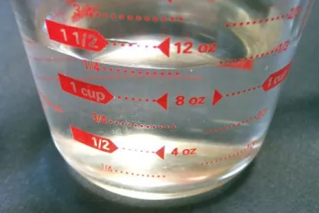 Jarra medidora llena de agua.