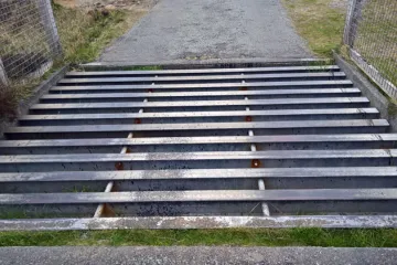 Rejilla para evitar que el ganado se salga por la apertura de un camino.