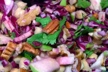 Ensalada completa con cebolla morada.