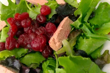 Ensalada verde con paté y confitura de grosella.