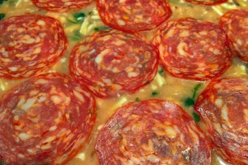 Tortilla de alubias al estilo italiano lista para meter en el horno.