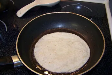 Una tortilla cociéndose en una sartén.