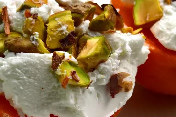 Bocaditos de albaricoque salados con pistachos.