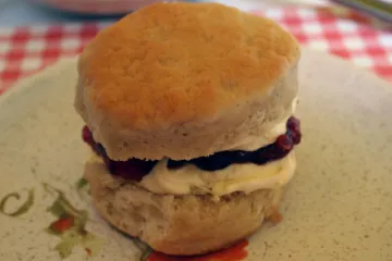 Scone con mantequilla, nata y mermelada.
