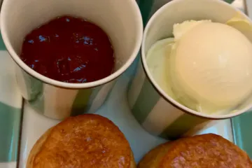 Bollos ingleses para té con mermelada y crema.