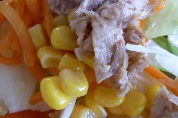 Ensalada compuesta con maíz tierno.