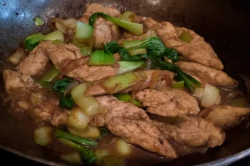 Pollo salteado en un wok.
