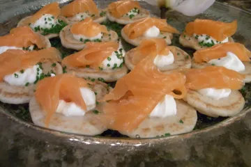 Blinos con salmón ahumado.