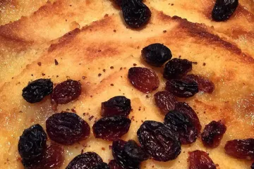 Budín de pan y mantequilla con pasas.