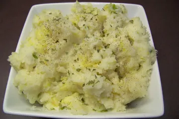 Colcannon servido en una fuente.