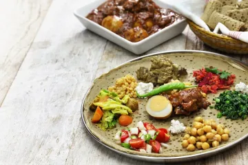 Comida etíope y pan injera.