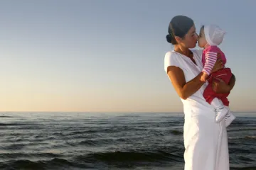 Una mujer con un bebé.