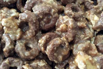 Dulce crujiente de círculos de chocolate y chocolatinas endureciéndose.
