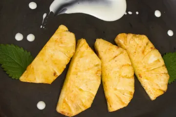 Piña a la parrilla con menta y nata.