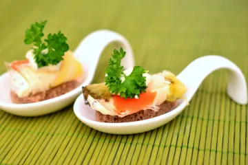 Bocaditos de salmón ahumado en cuchara.