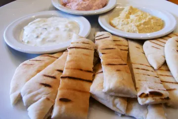 Pan pita  y salsas para mojar.