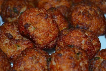 Detalle de albóndigas en salsa.