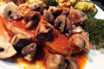 Chuleta de ternera al estilo de Sorento con pasta y brócoli.
