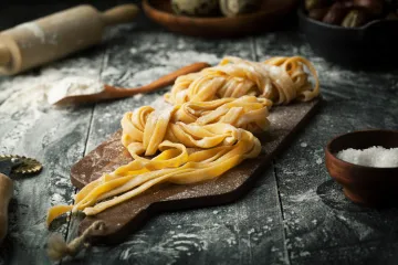Cintas frescas, o fettuccine recién hecho.