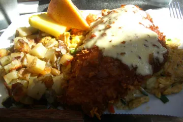 Pescado frito al estilo cajún con patatas fritas, salsa y limón.