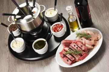 Fondue bourguignonne con carne y pollo.
