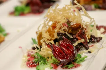 Plato gourmet con alimentos biológicos en Colorado Springs.