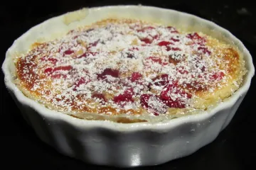 Clafoutis de cerezas recién salido del horno.