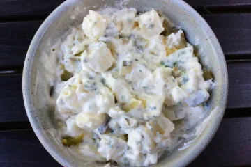 Ensalada de patata al estilo norteamericano con aliño de mayonesa y nata.