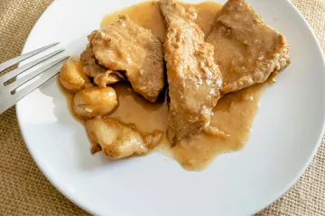 Carne de cerdo con salsa de vino blanco.