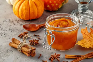 Mantequilla de calabaza en un envae de vidrio con cierre hermético.