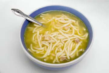 Sopa de pollo con fideos en un cuenco.