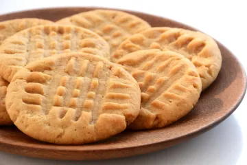 Galletas con mantequilla de cacahuete, decoradas, en un plato.