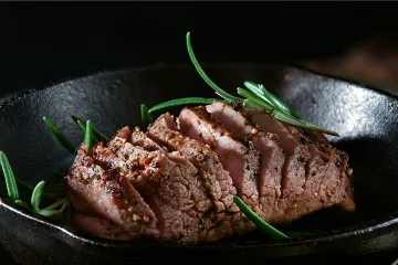 Jabalí cocinado condimentado con romero, sal y pimienta.