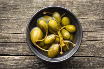 El fruto de la alcaparra, alcaparrones.
