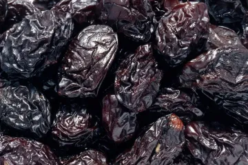 Detalle de ciruelas pasas.