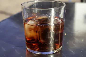 Pacharán con hielo en un vaso.