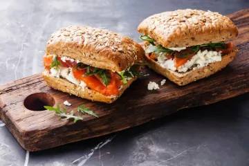 Bollitos de salmón ahumado, queso cremoso y ensalada.